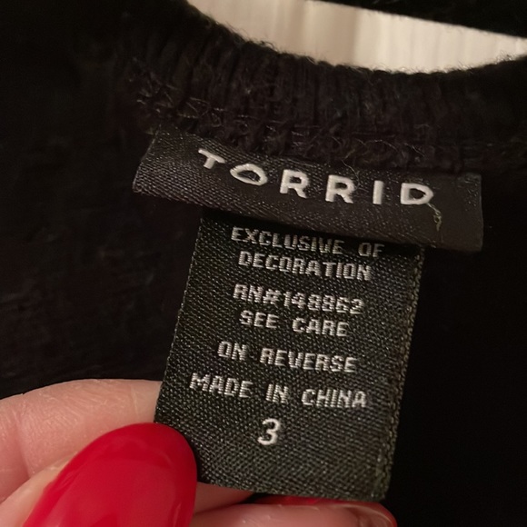 Torrid cold shoulder top - Picture 3 of 5